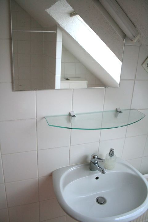 Bad: Waschbecken mit Spiegel und Dachfenster