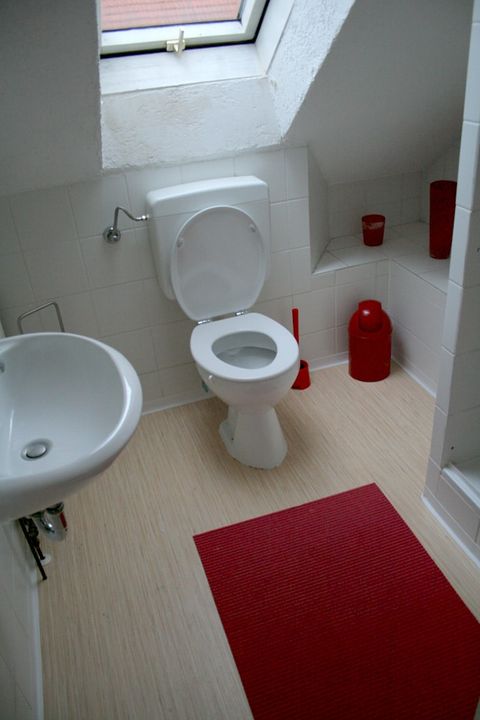 Bad: WC mit rotem Teppich